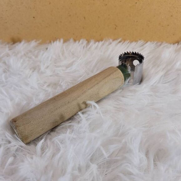 Vintage Corn Kernel Remover - Picture 1 of 4